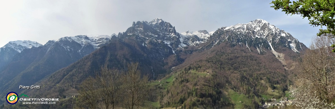 27 Dalla Costa del Gras vista su Valorta e verso Cornetta e Corna Grande.jpg